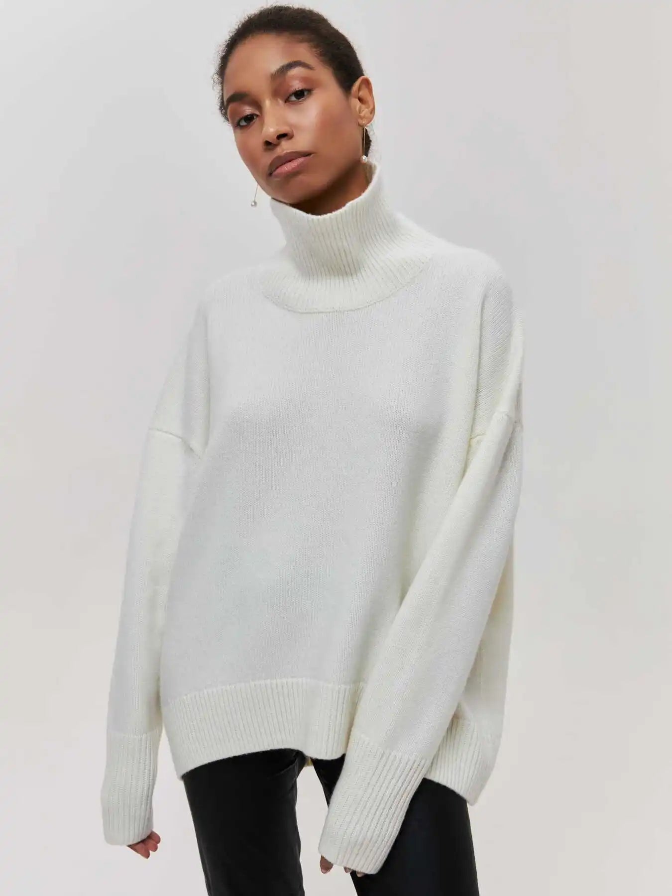 Olivia - Jumper with turtle necklace