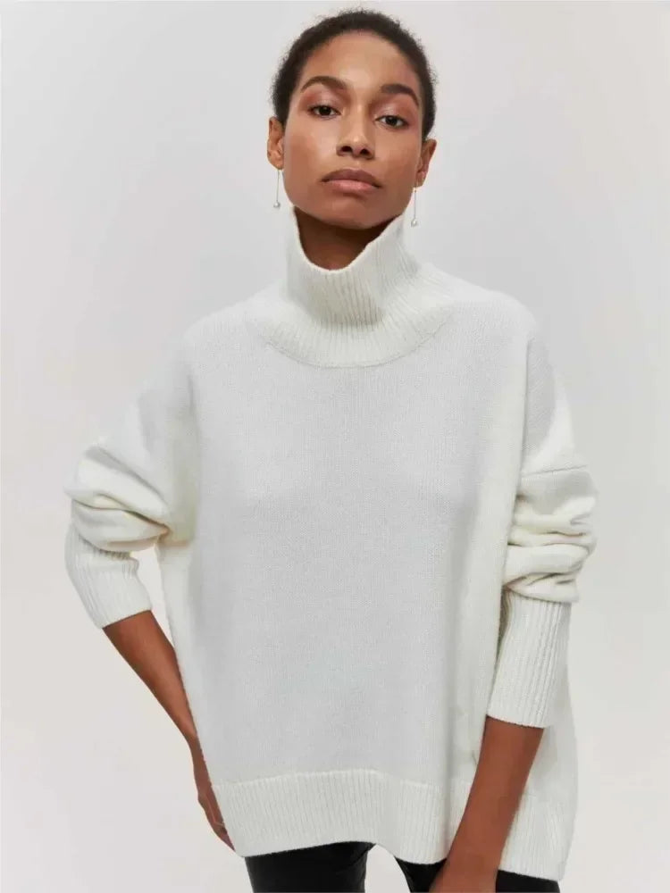 Olivia - Jumper with turtle necklace