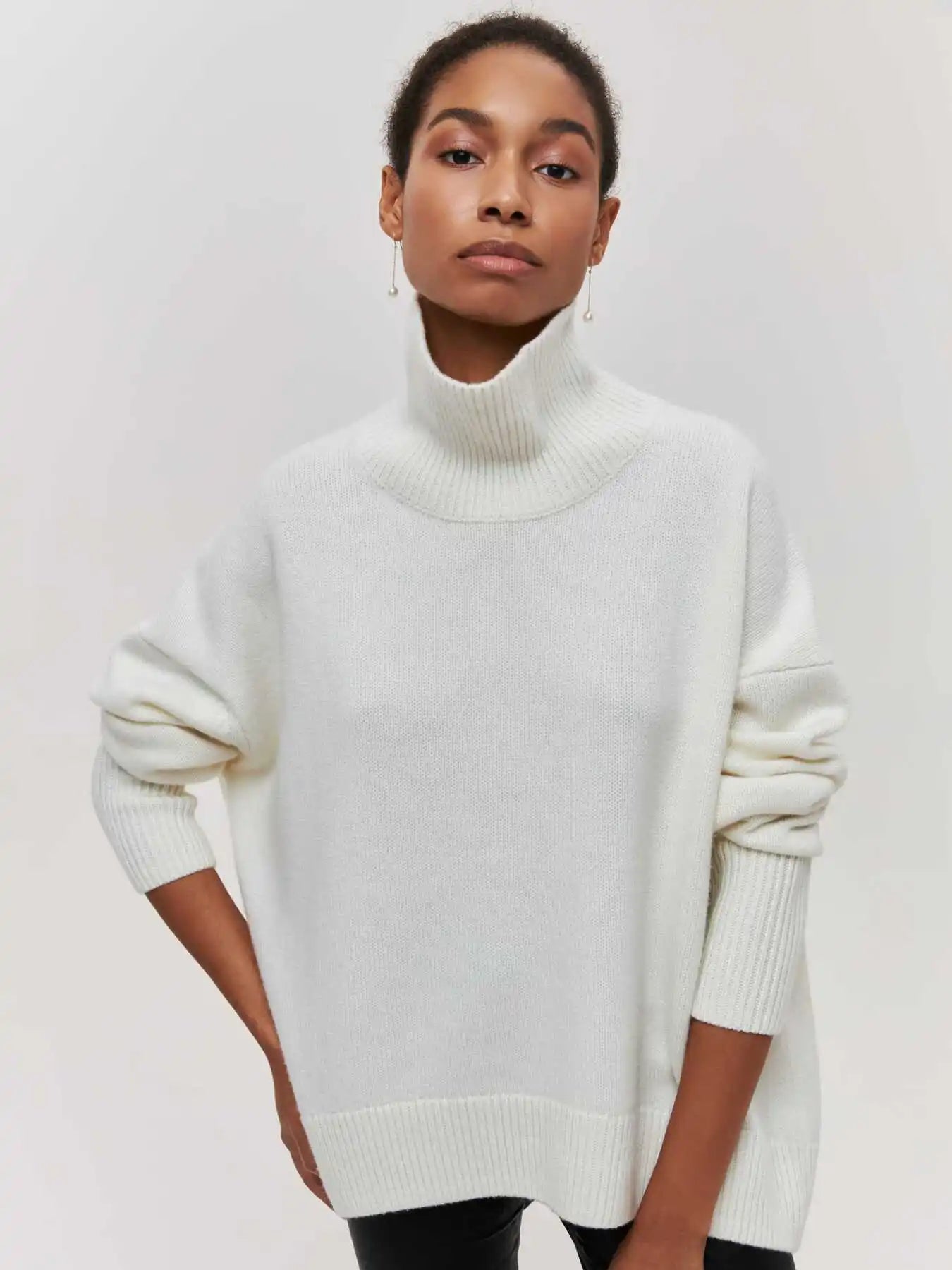 Olivia - Jumper with turtle necklace